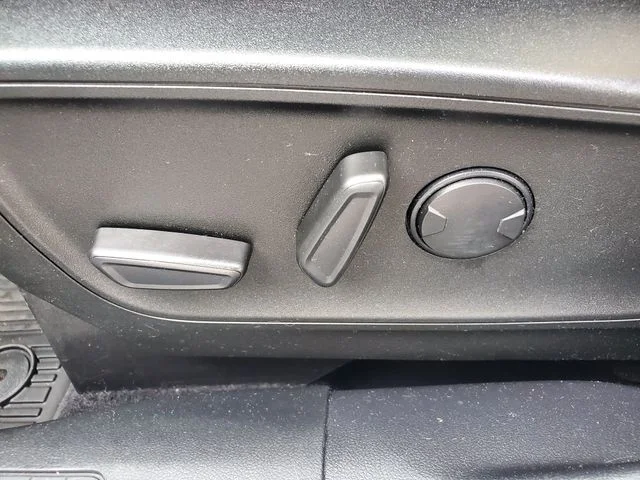Used 2022 Blue Ford SE image 18