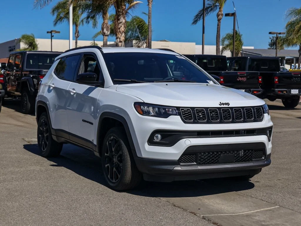 New 2026 Bright White Clearcoat Jeep Latitude image 2