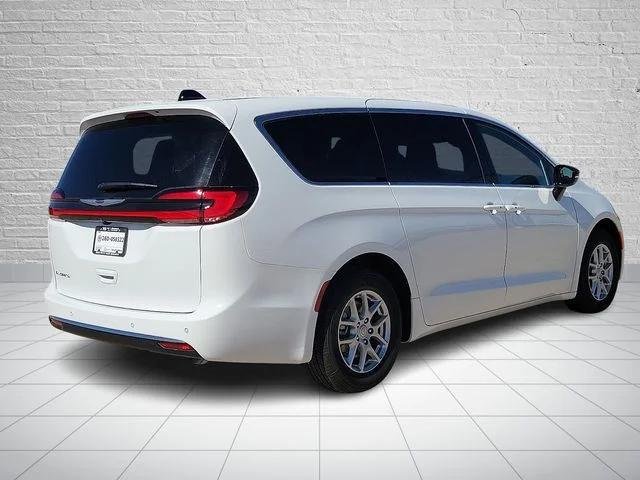 New 2026 Bright White Clear-Coat Exterior Paint Chrysler Select image 4