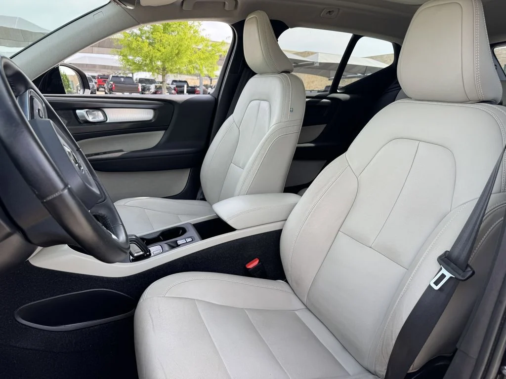 Used 2020 Black Volvo Momentum image 26