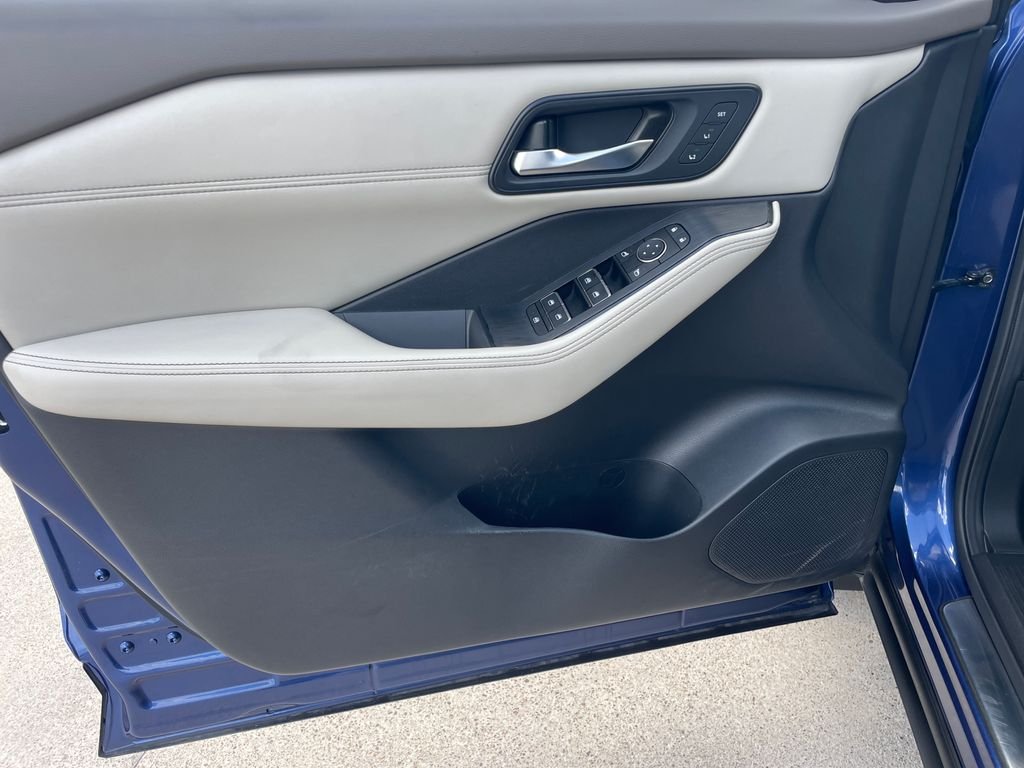 Used 2023 Blue Nissan SL image 10