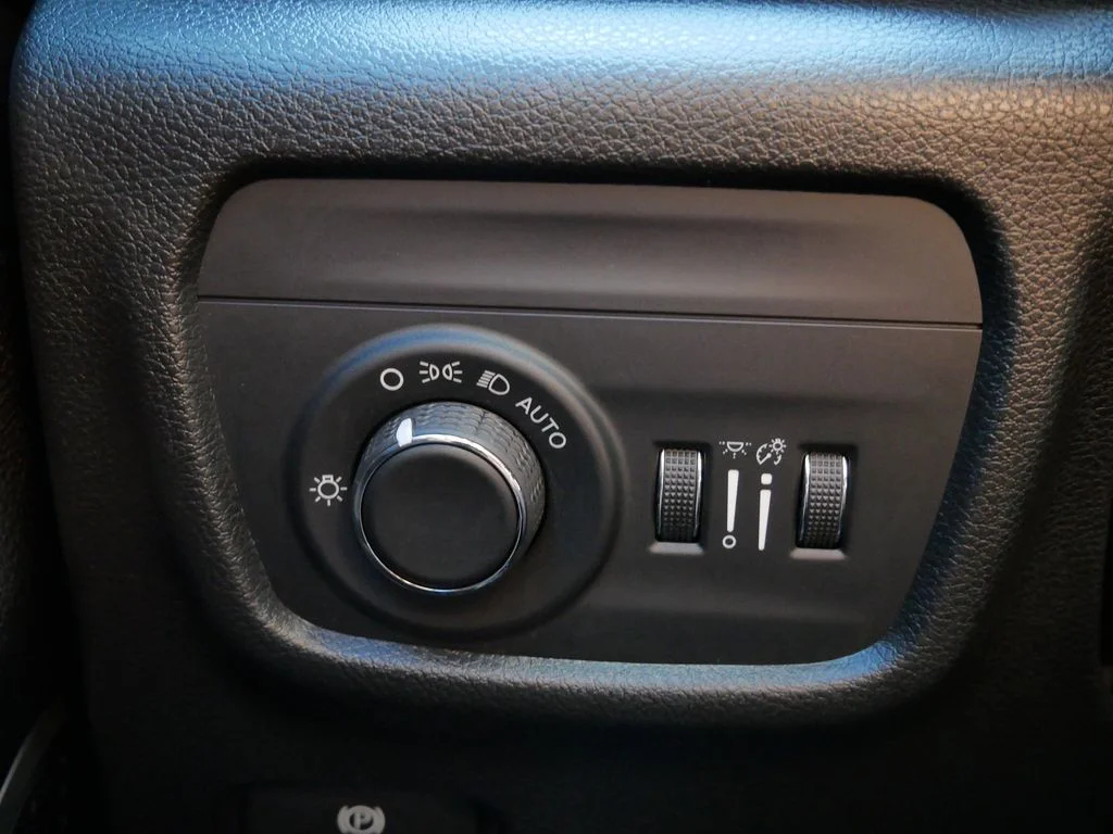 Used 2022 White Jeep Altitude image 16
