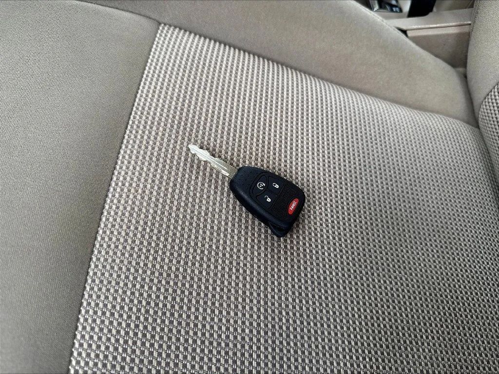 Used 2015 True Blue Pearlcoat Jeep Latitude image 39