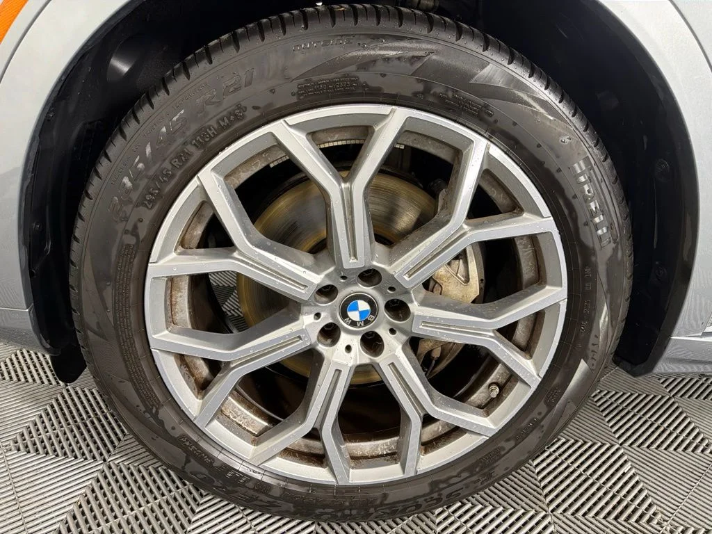 Used 2025 Gray BMW xDrive40i image 10