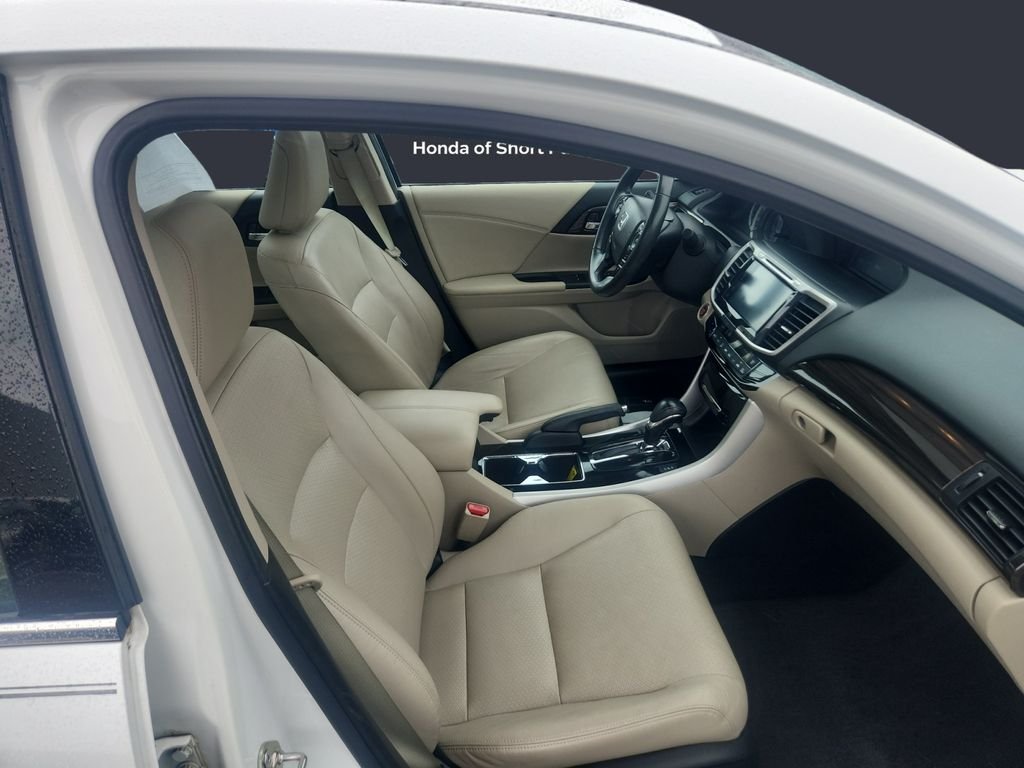 Used 2017 White Orchid Pearl Honda Touring image 15