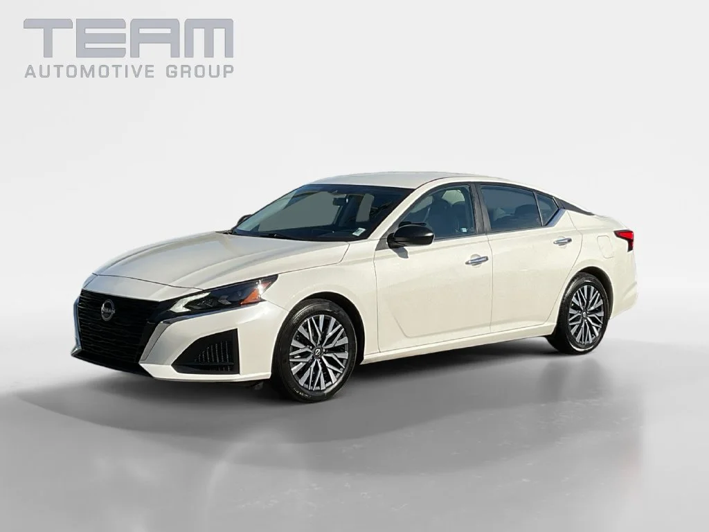 Used 2025 White Nissan 2.5 SV image 3