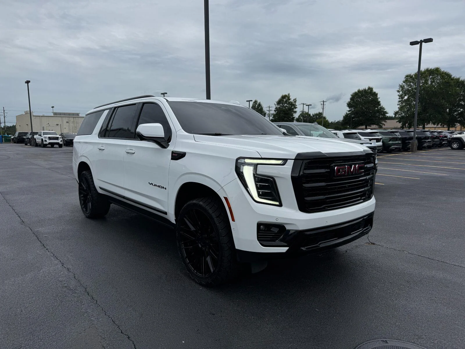 Used 2025 Summit White GMC Elevation image 7