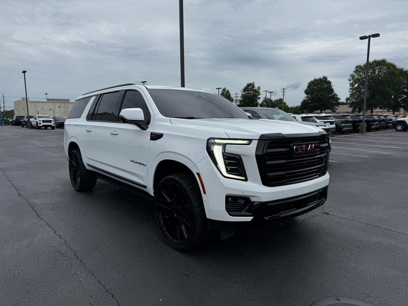 Used 2025 Summit White GMC Elevation image 7