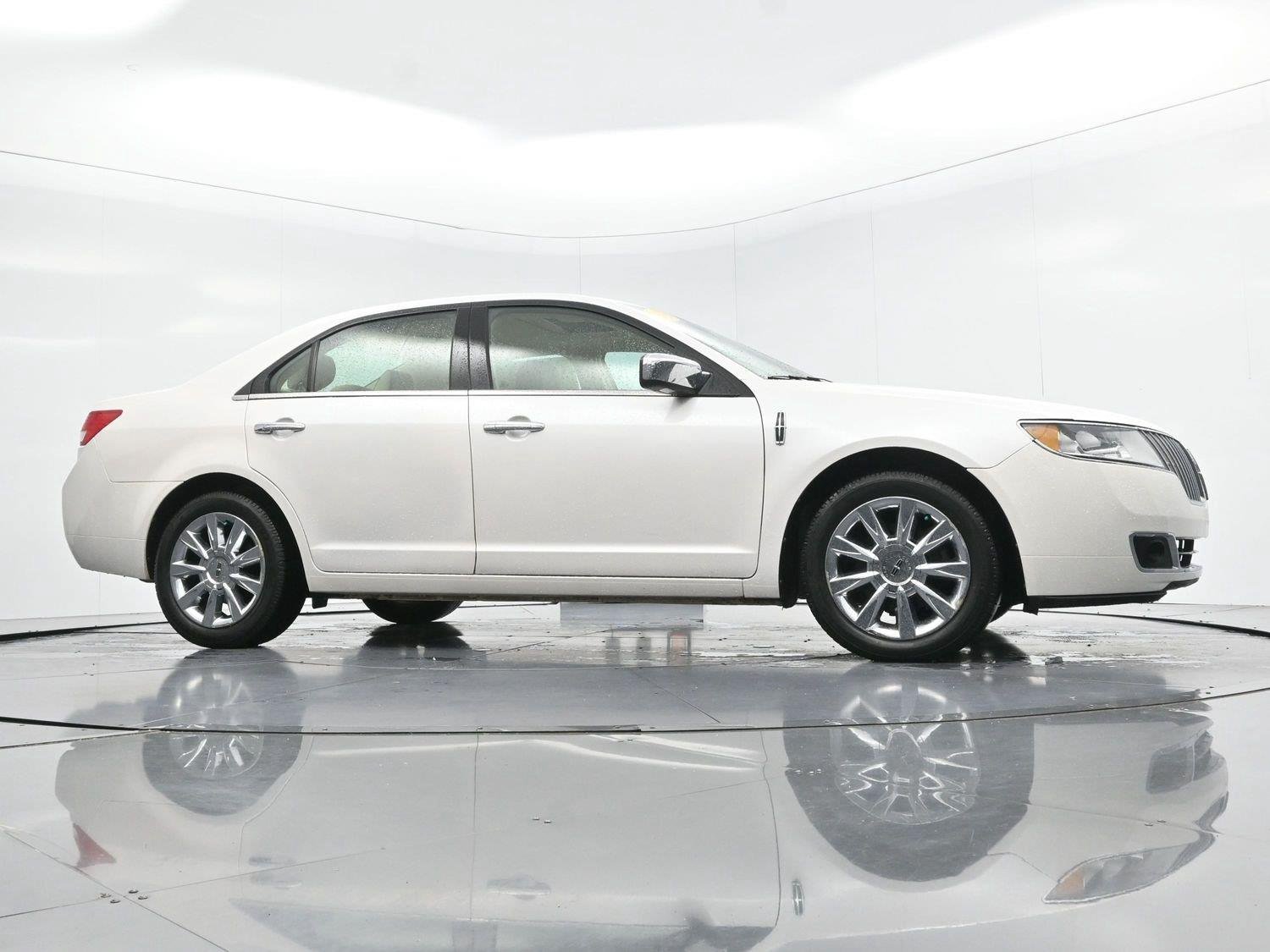 Used 2012 White Platinum Metallic Tricoat Lincoln 4dr Sdn FWD image 44
