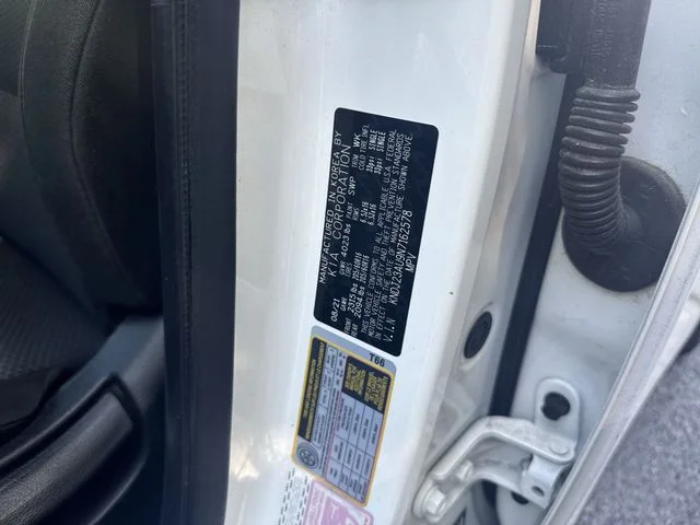Used 2022 White Kia LX image 33