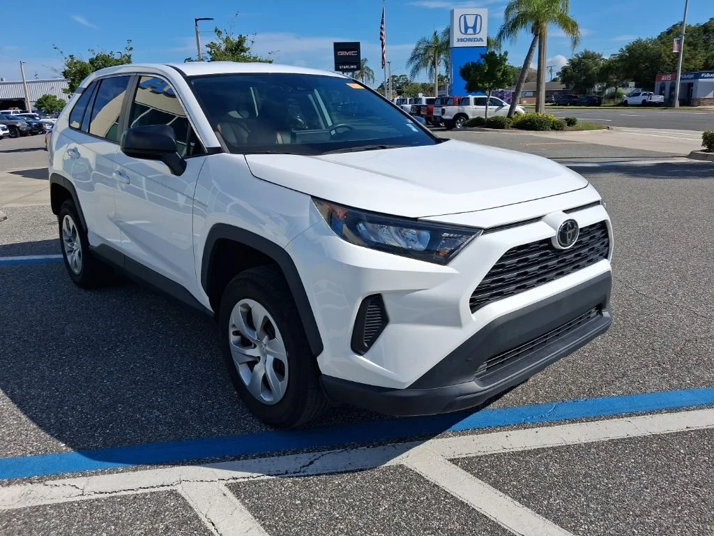Used 2022 White Toyota LE image 3