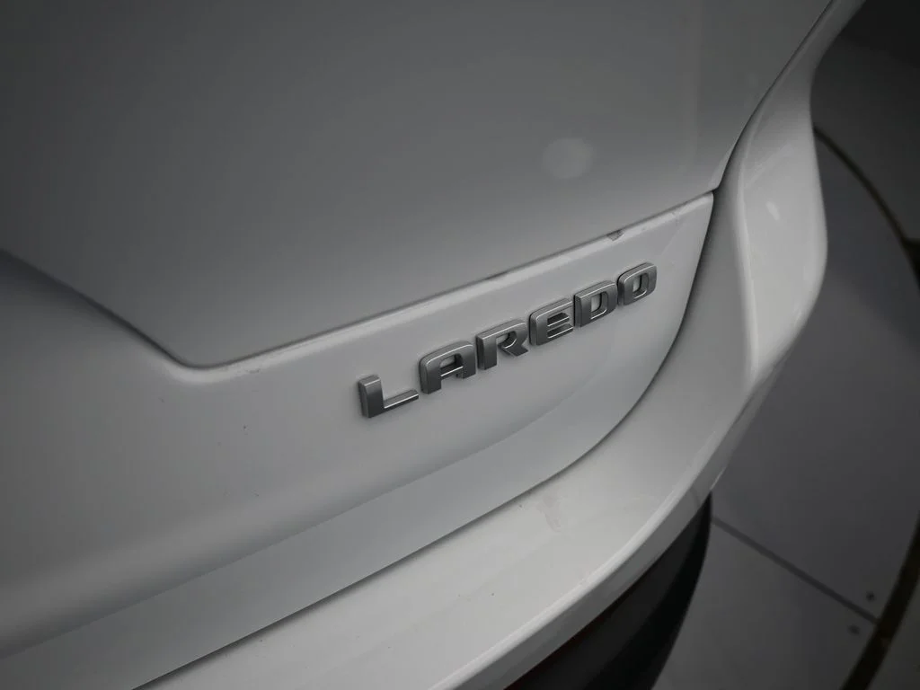 New 2026 Bright White Clear-Coat Exterior Paint Jeep Laredo image 35