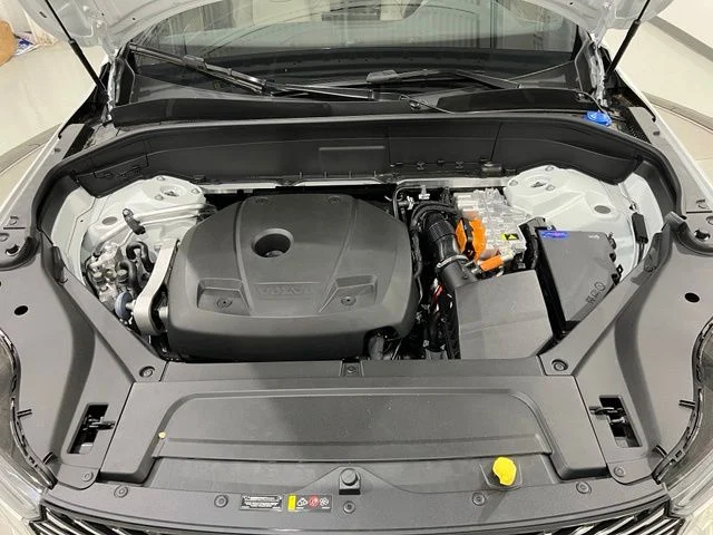 New 2026 Crystal White Volvo Plus image 25
