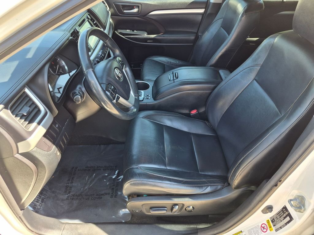 Used 2016 White Toyota XLE V6 image 16