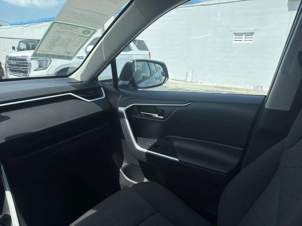 Used 2021 Silver Toyota XLE image 11