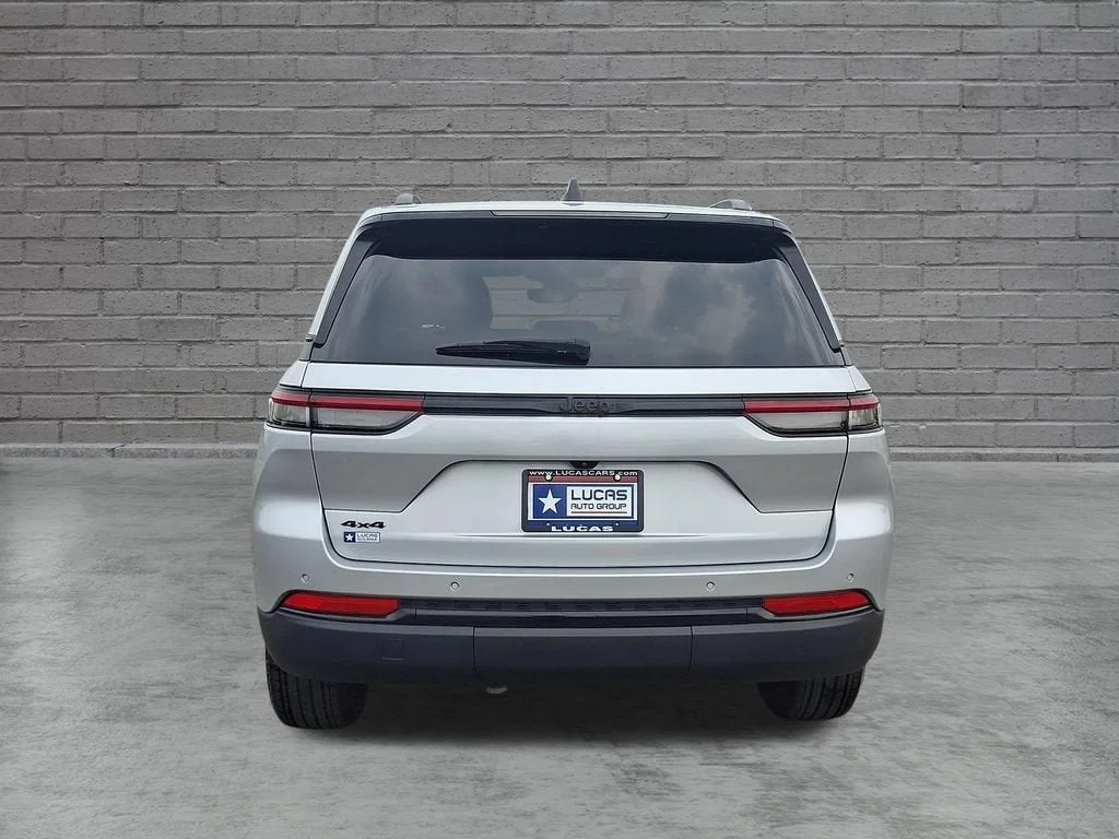 Used 2024 Silver Jeep Altitude X 4x4 image 39