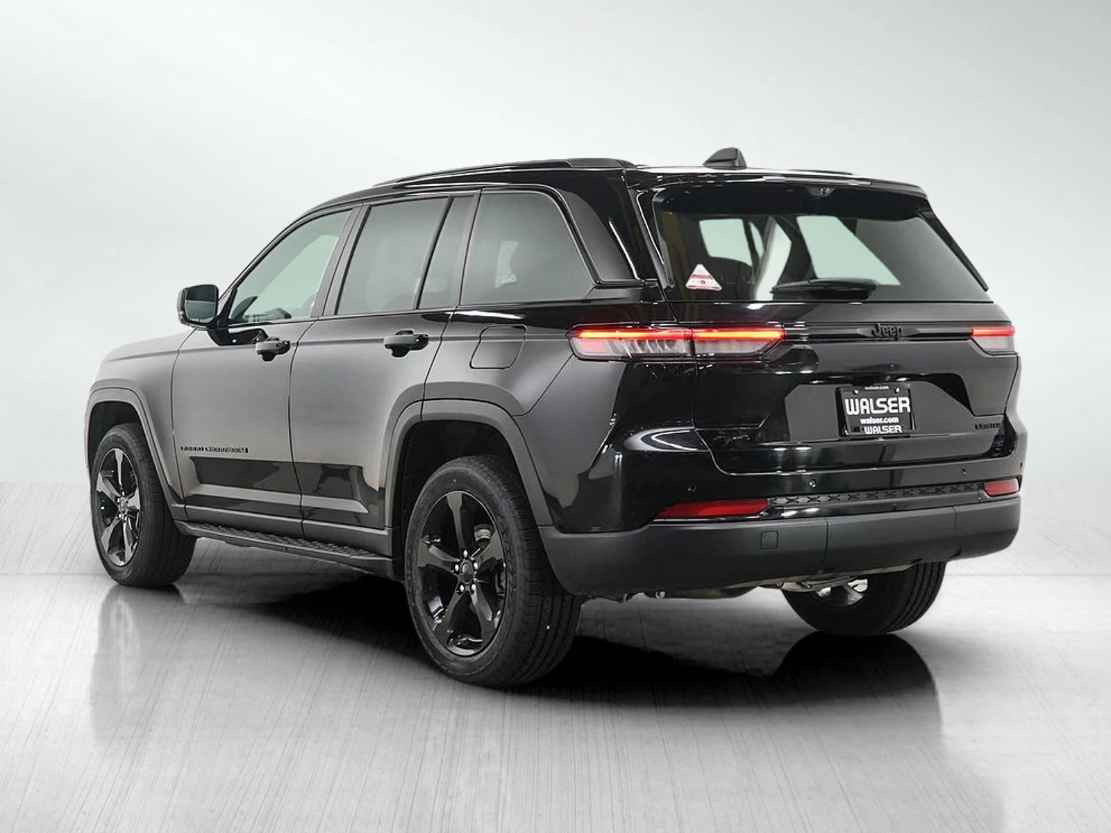 Used 2024 Diamond Black Crystal Pearlcoat Jeep Limited image 3