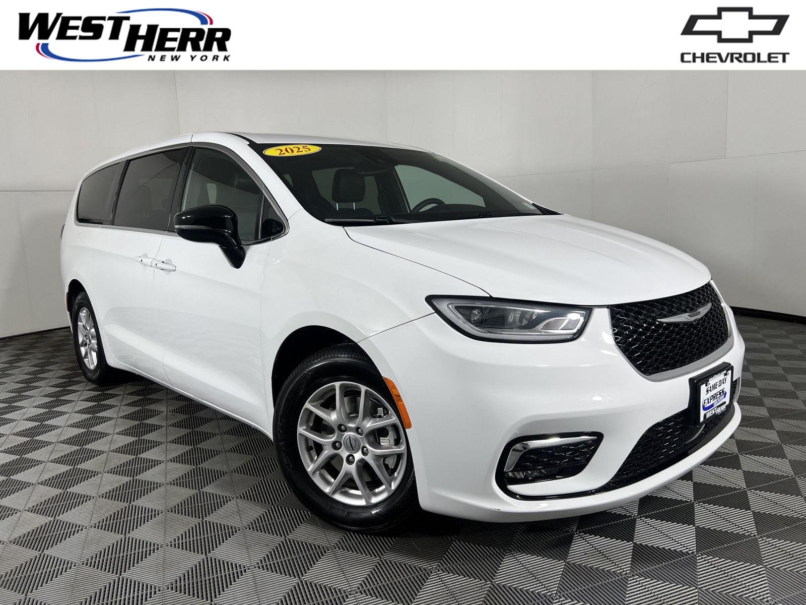 2025 Chrysler Pacifica Select