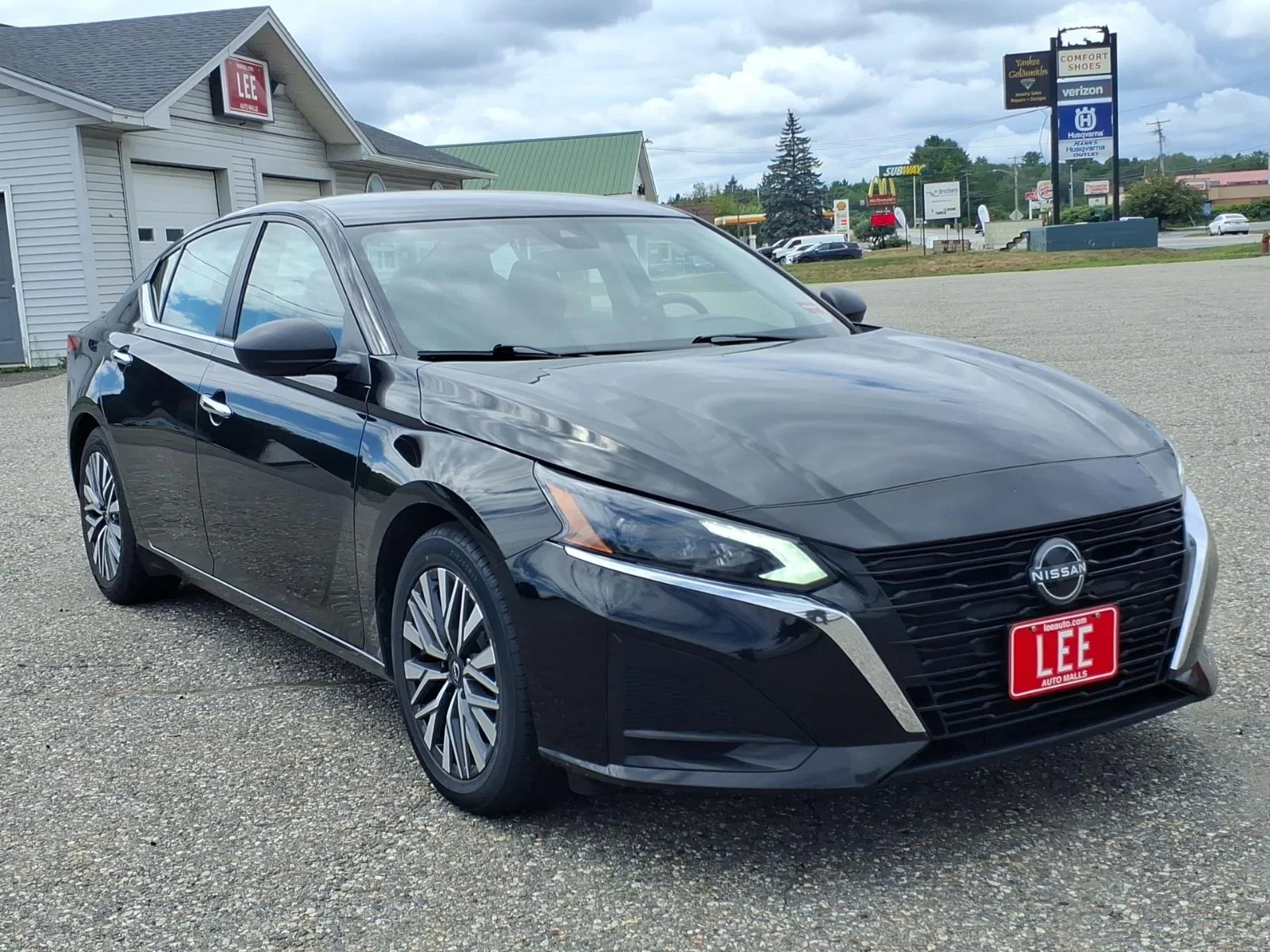 Used 2024 Super Black Nissan 2.5 SV image 3