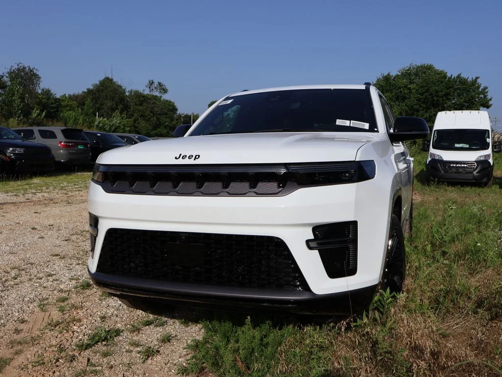 New 2026 Bright White Clear-Coat Exterior Paint Jeep Limited Reserve image 3