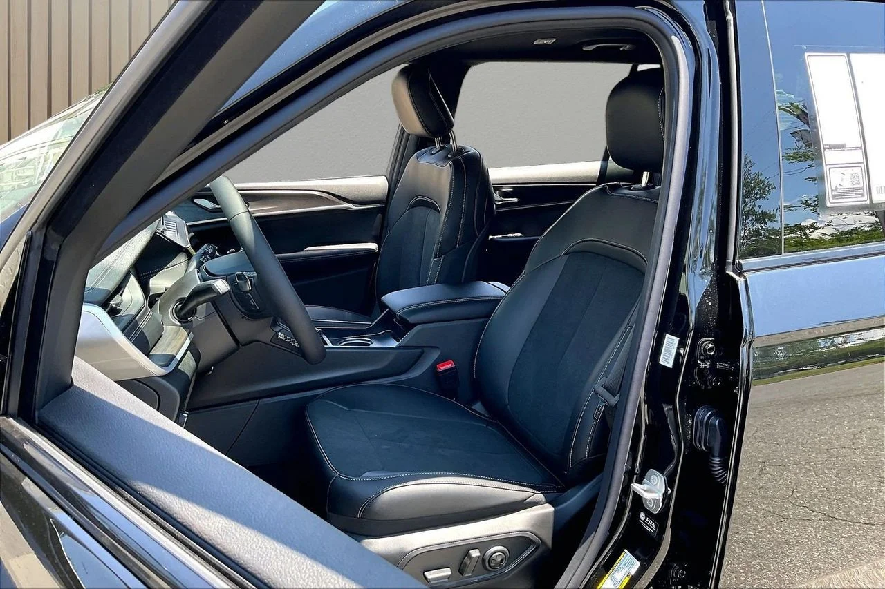 New 2026 Diamond Black Crystal Pearl-Coat Exterior Paint Jeep Altitude image 19