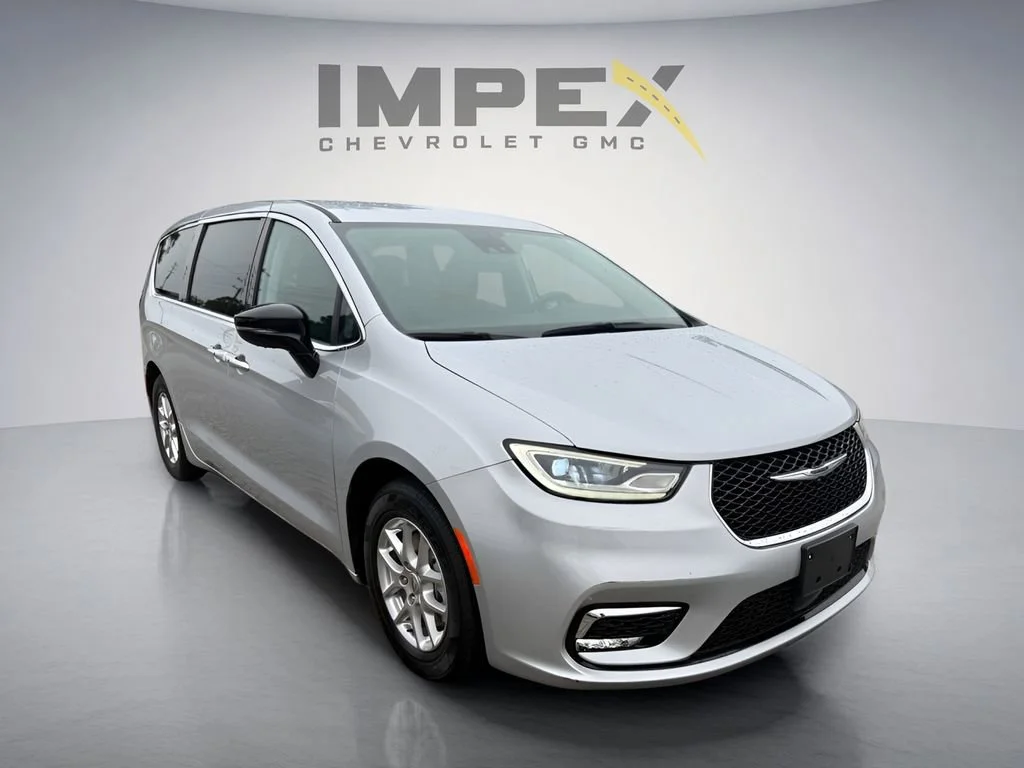 Used 2024 Silver Chrysler Touring L image 7