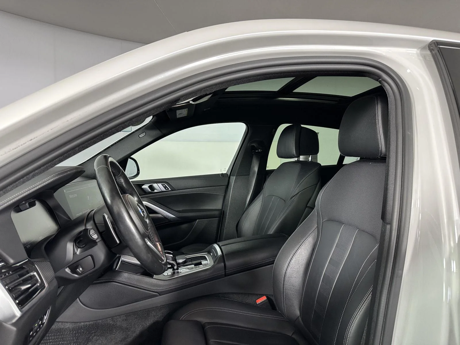 Used 2022 Mineral White Metallic BMW xDrive40i image 12