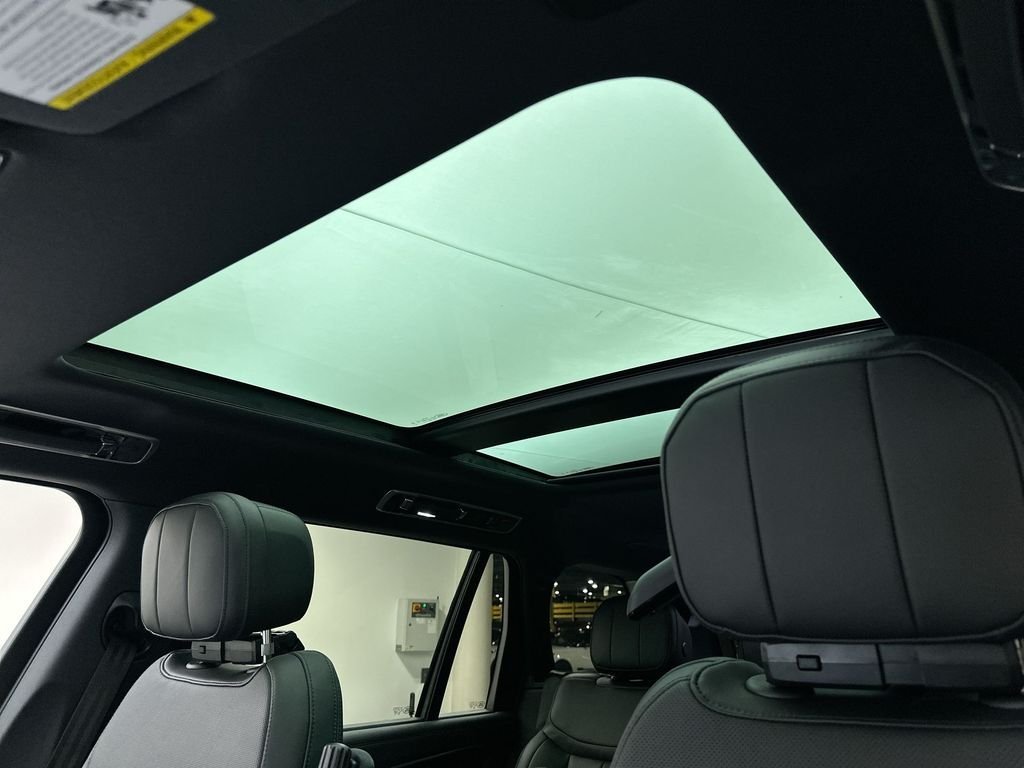 New 2026 Santorini Black LAND ROVER SE 7 Seats image 11