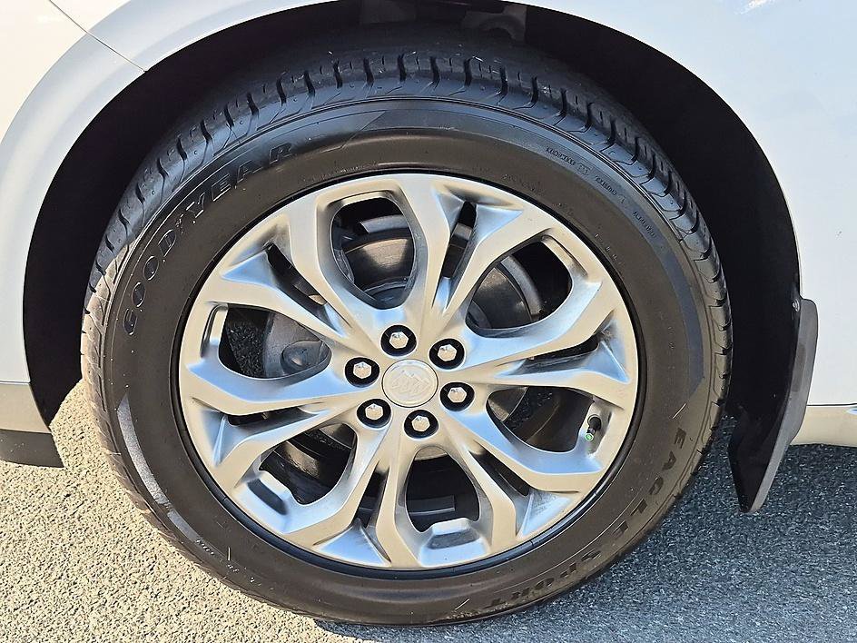 Certified Used 2019 Includes Satin Nickel lower exterior accent color.) Buick Avenir image 10