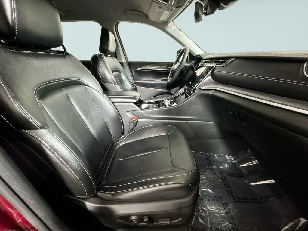 Used 2023 Velvet Jeep Limited image 10