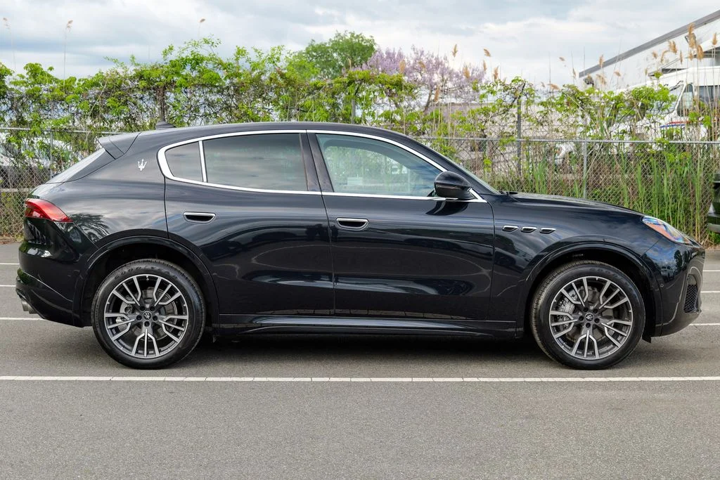 New 2025 Nero Noctis Black Maserati Base image 8