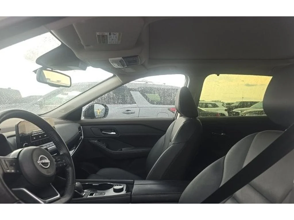 Used 2023 2 Tone White / Black Roof Nissan SL image 10