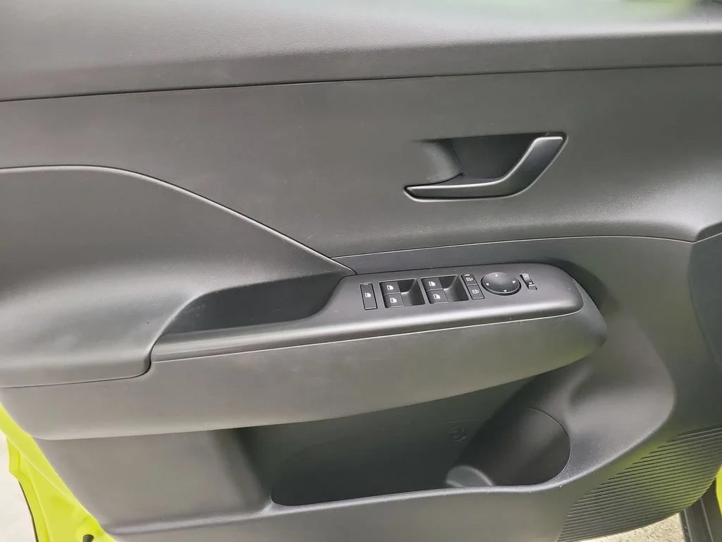 2025 Hyundai Kona SEL - Photo 18