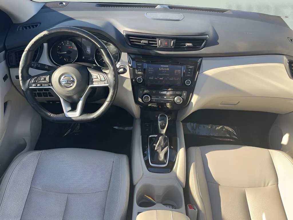 Used 2020 Blue Nissan SL image 16