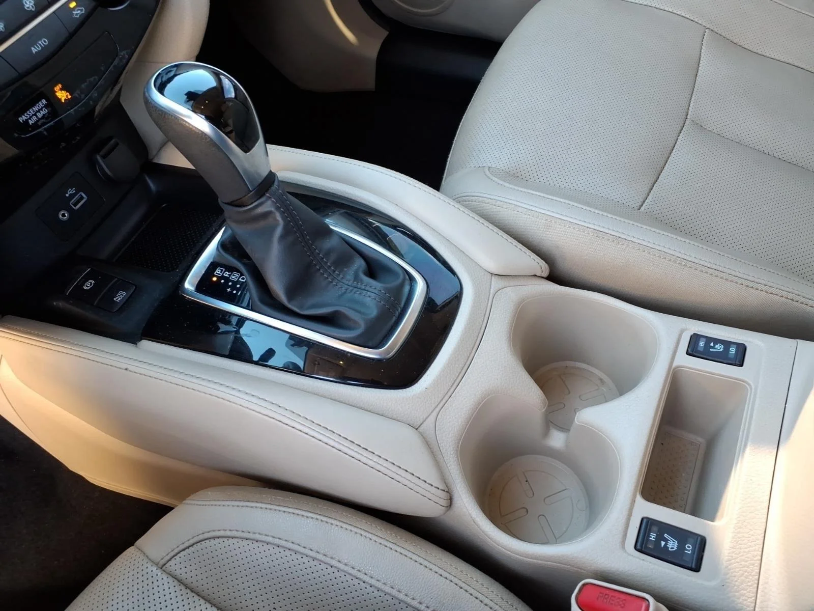 Used 2020 Pearl White Tricoat Nissan SL image 6