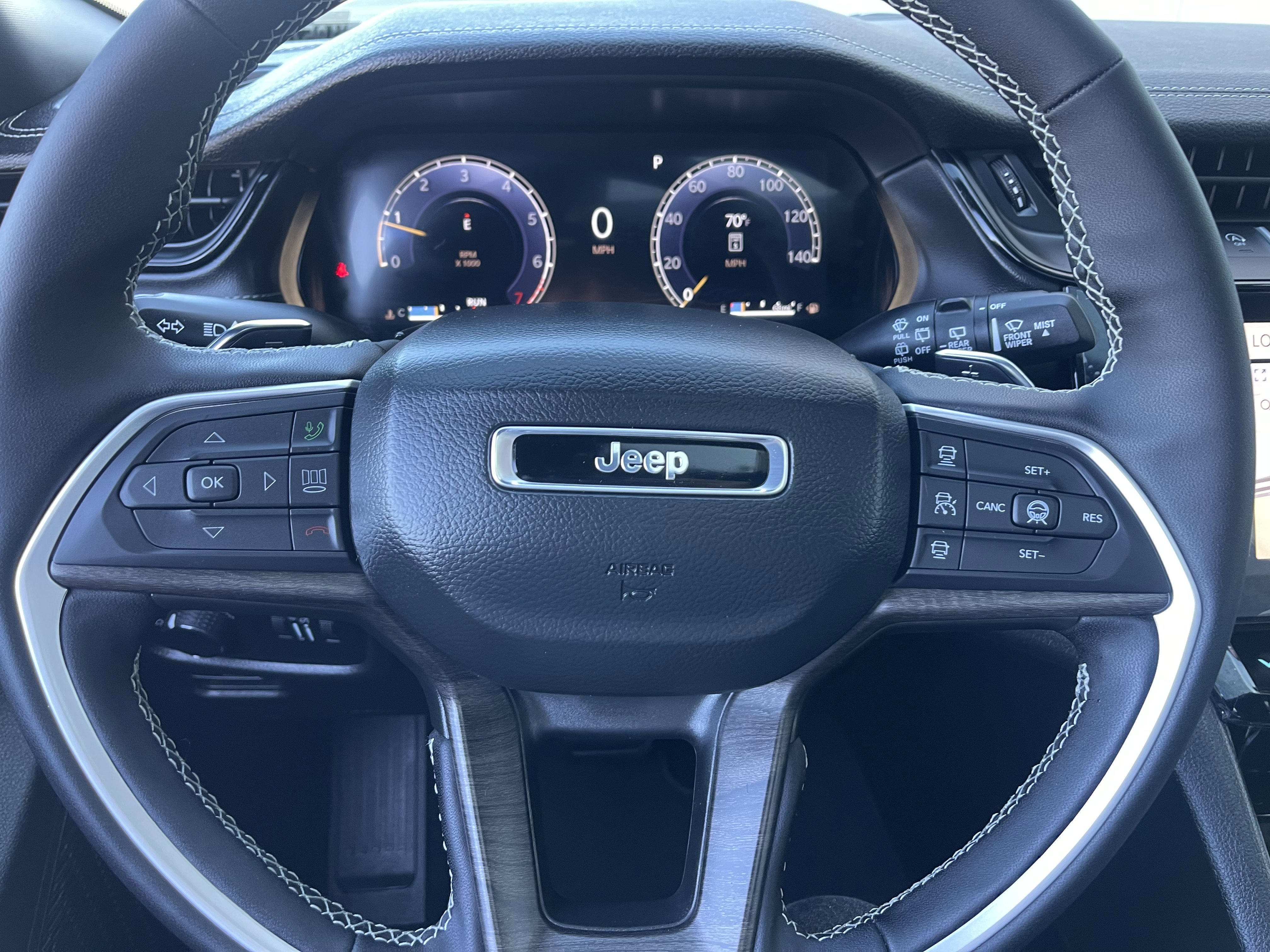 New 2026 Bright White Clear-Coat Exterior Paint Jeep Laredo Altitude image 32