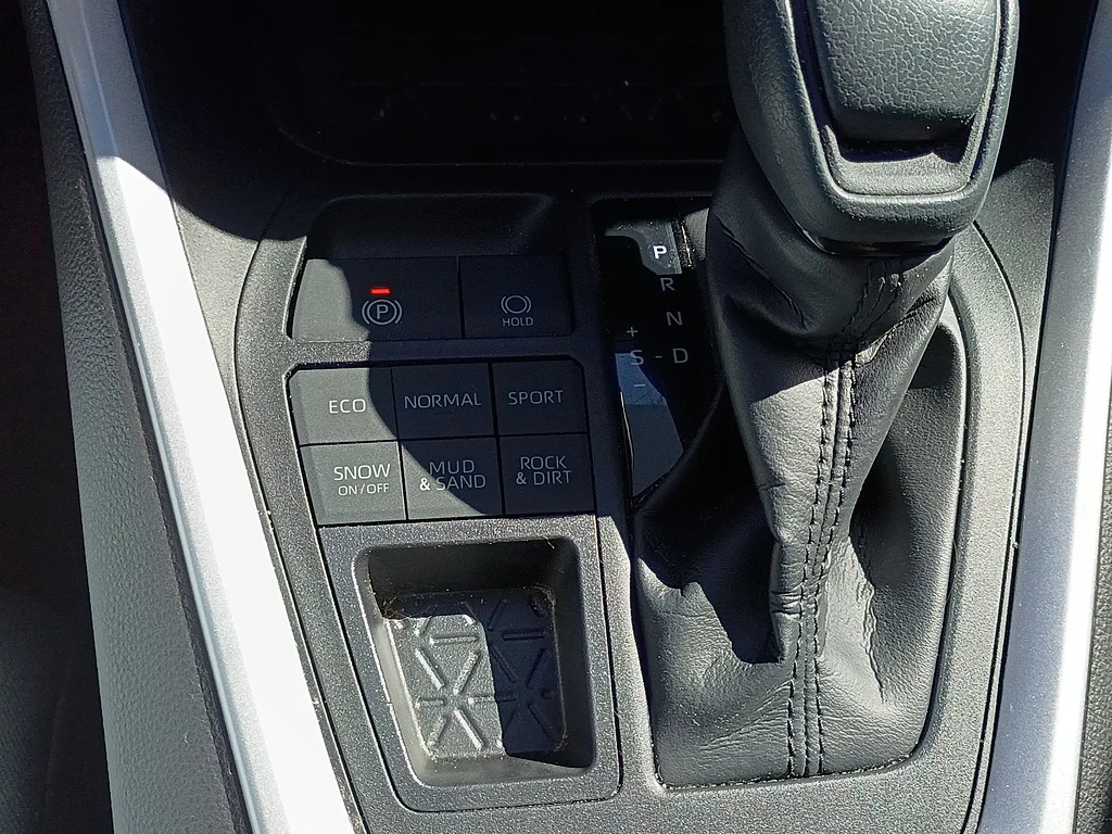 Used 2020 Magnetic Gray Metallic Toyota LE image 23