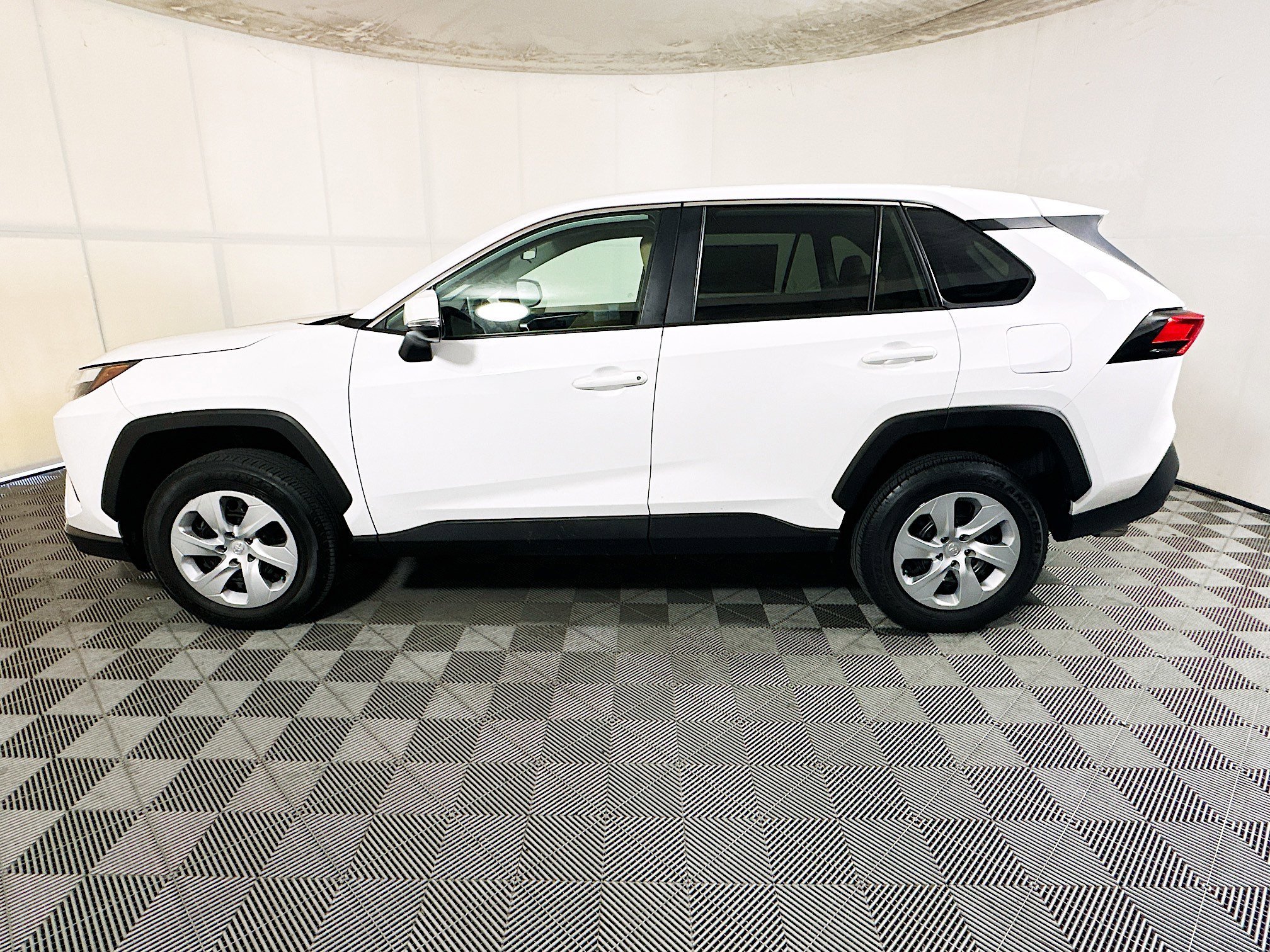 Used 2025 Ice Toyota LE image 6
