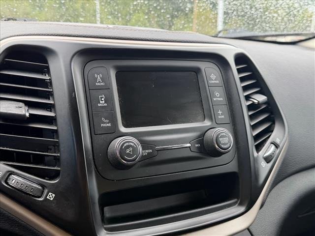 Used 2018 Bright White Clearcoat Jeep Latitude image 16