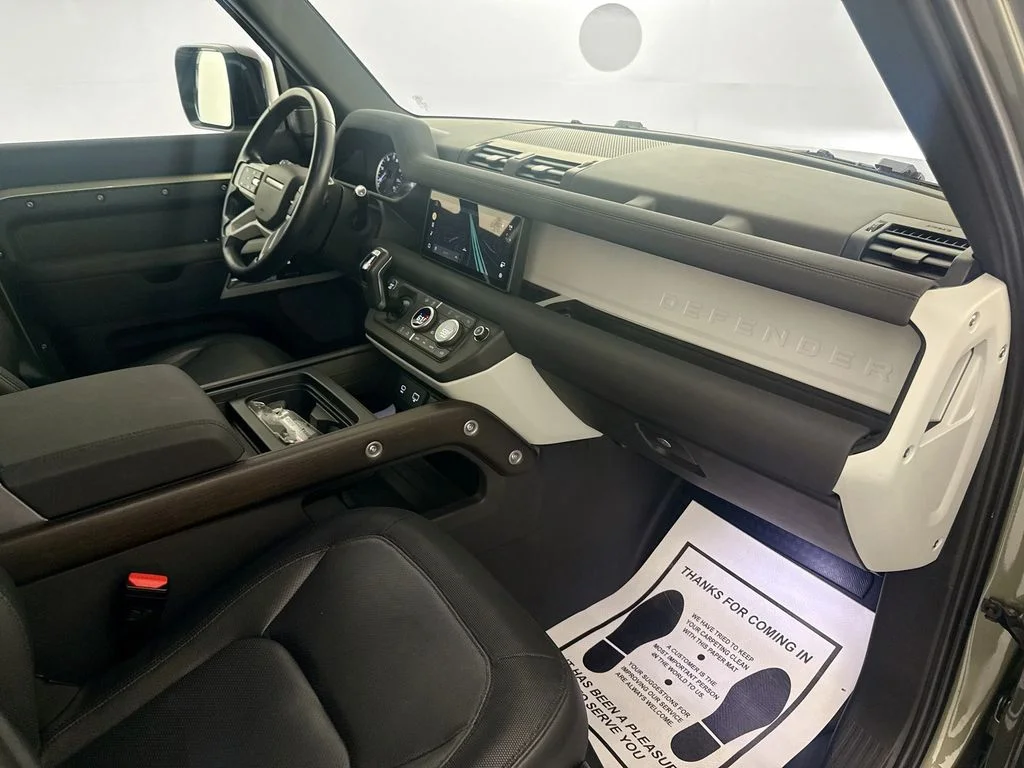 Used 2023 Green Land Rover X-Dynamic SE image 27