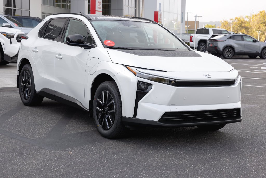 New 2026 Wind Chill Pearl <sup>1</sup> Toyota  XLE image 3