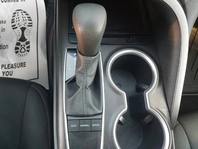 Used 2022 White Toyota LE image 18