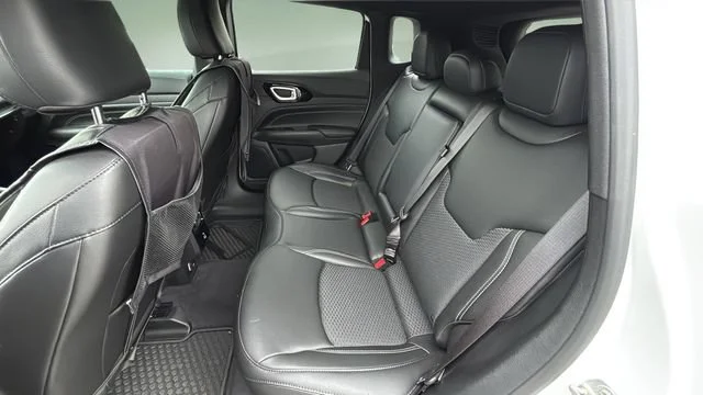 Used 2023  Jeep Altitude image 18