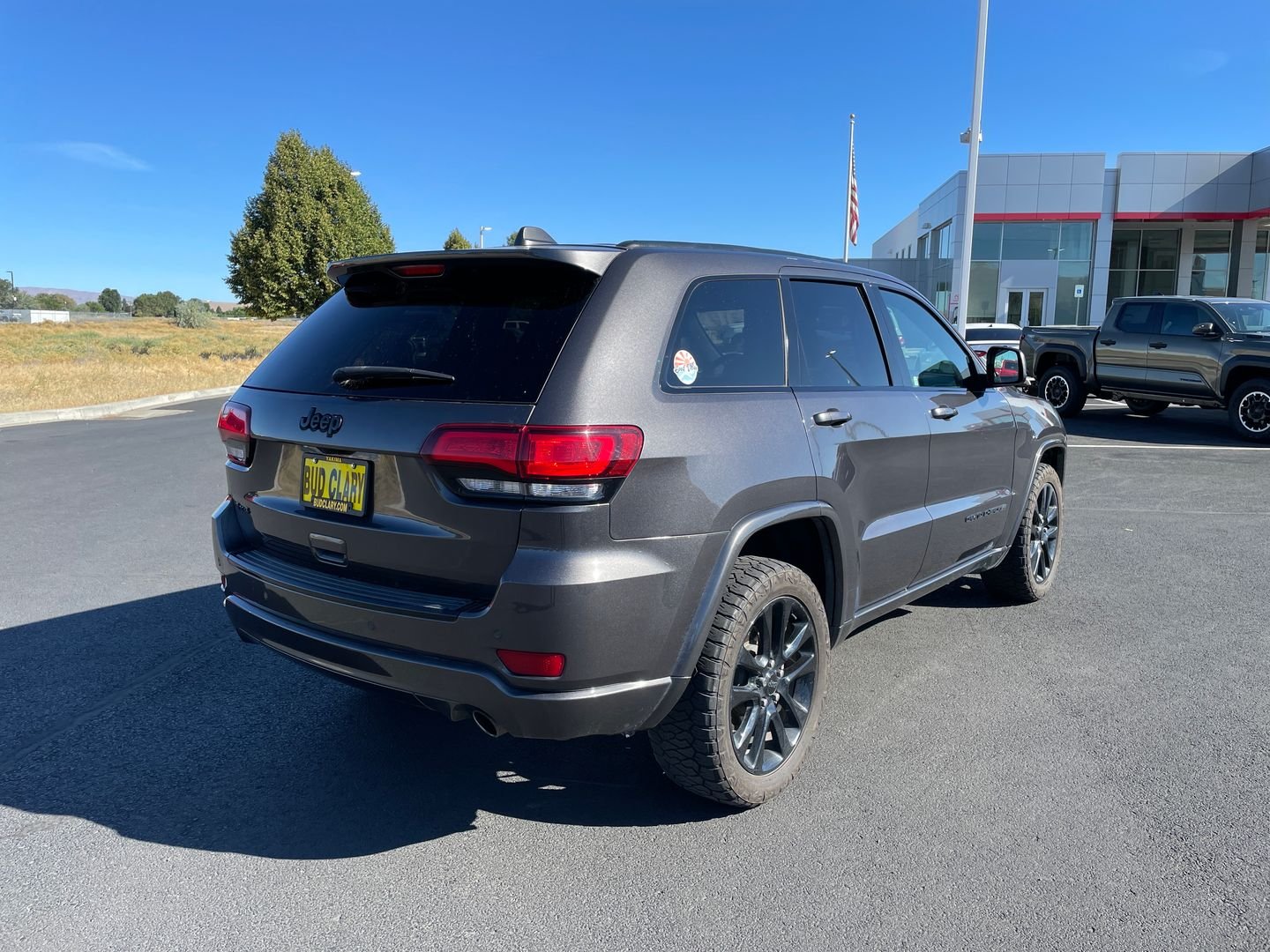 Used 2018 Gray Jeep Altitude image 3