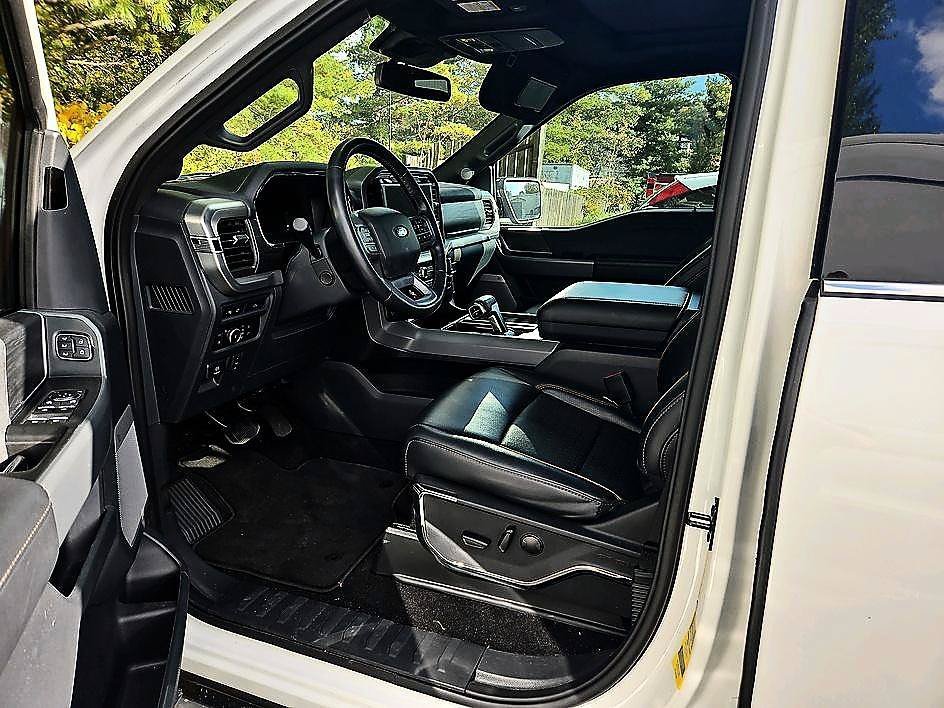 Used 2024 White Metallic Ford LARIAT image 17