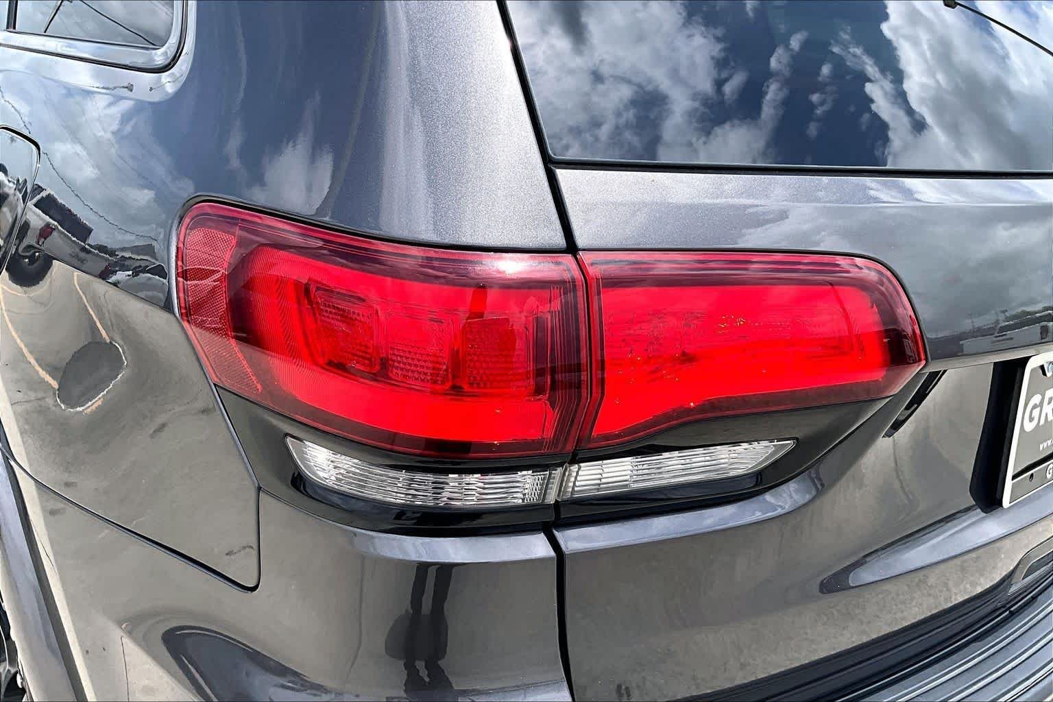 Used 2019 Granite Crystal Metallic Clearcoat Jeep Altitude image 29