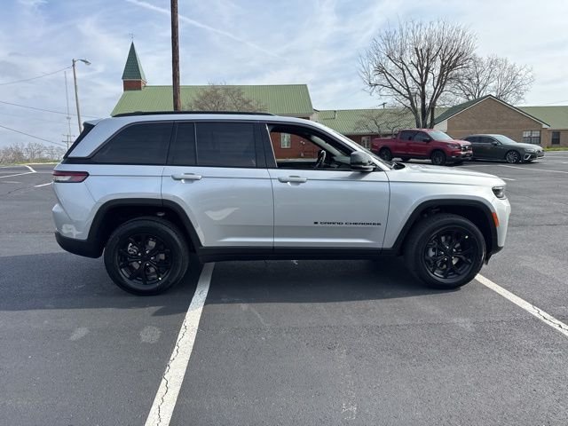 New 2026 Silver Zynith Exterior Paint Jeep Altitude image 8