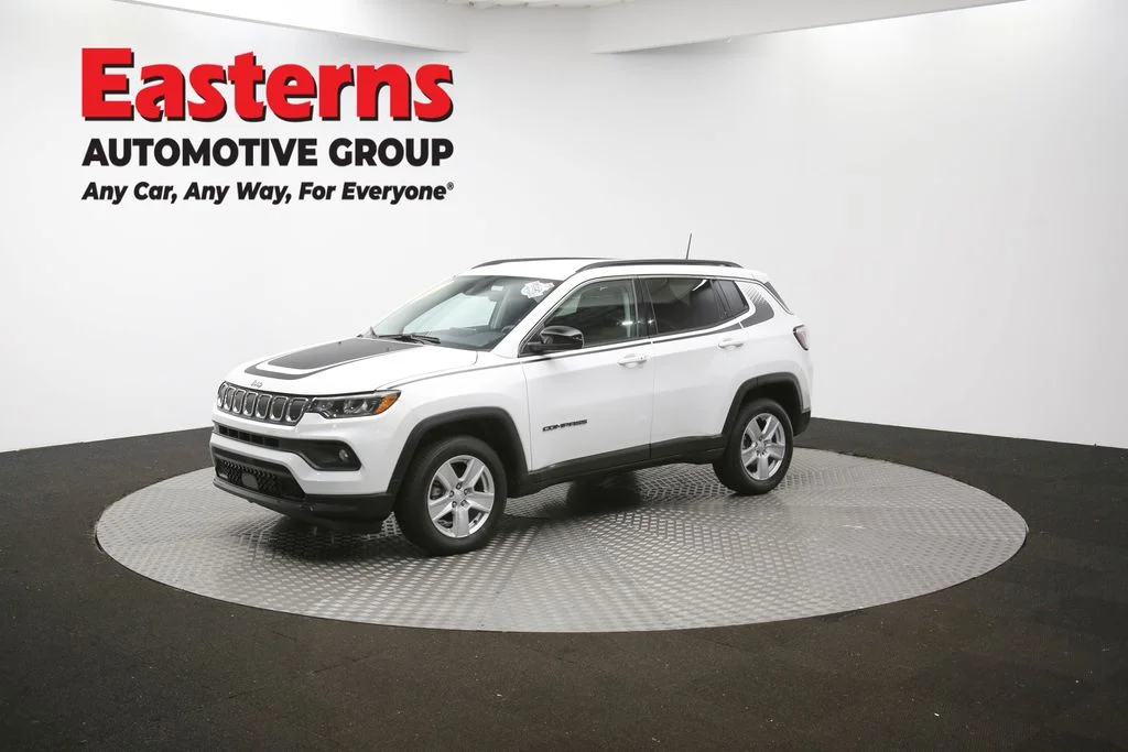 Used 2022 White Jeep Latitude image 54