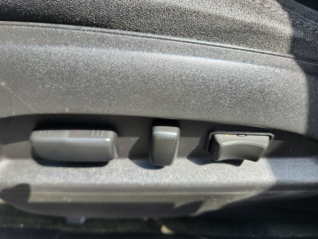 Used 2016 SILVER ICE METALLIC Chevrolet LT image 18