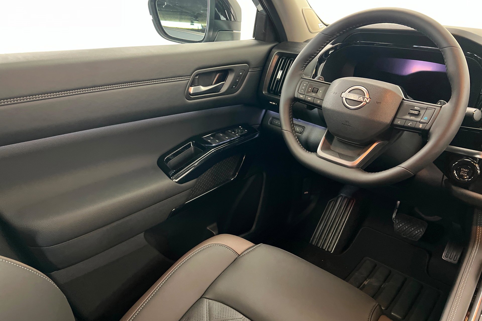 New 2026 Boulder Gray Pearl / Super Black Two-tone Nissan Platinum image 12